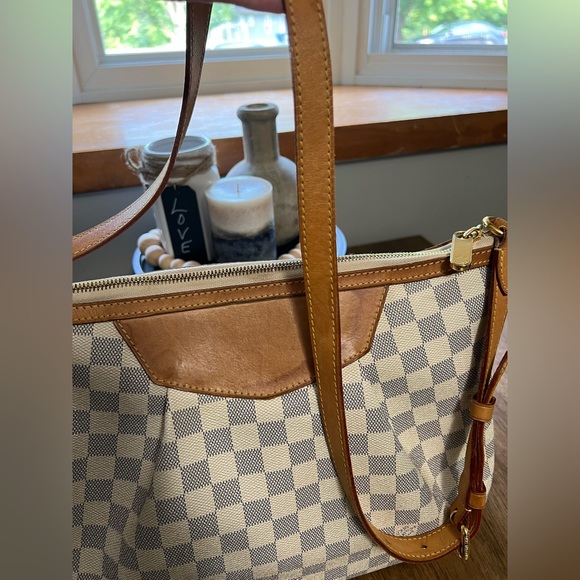 Authentic Louis Vuitton Siracusa MM - Picture 6 of 16